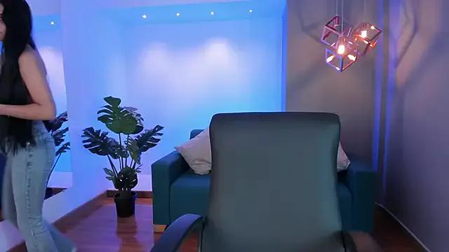 Discover our girls online shows and discover the company of countless livestreamers, with stunning shapes, sex toys and more.