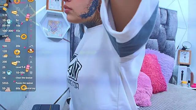 Discover our girls online shows and discover the company of countless livestreamers, with stunning shapes, sex toys and more.