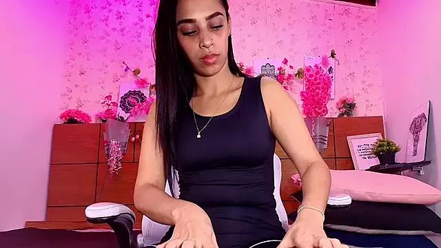 Discover our girls online shows and discover the company of countless livestreamers, with stunning shapes, sex toys and more.