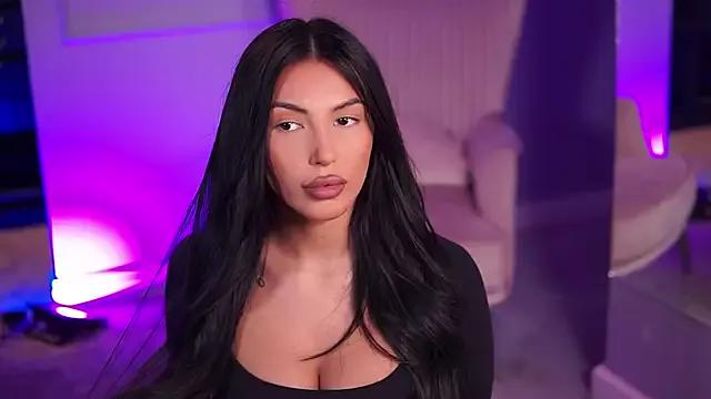 Discover our girls online shows and discover the company of countless livestreamers, with stunning shapes, sex toys and more.