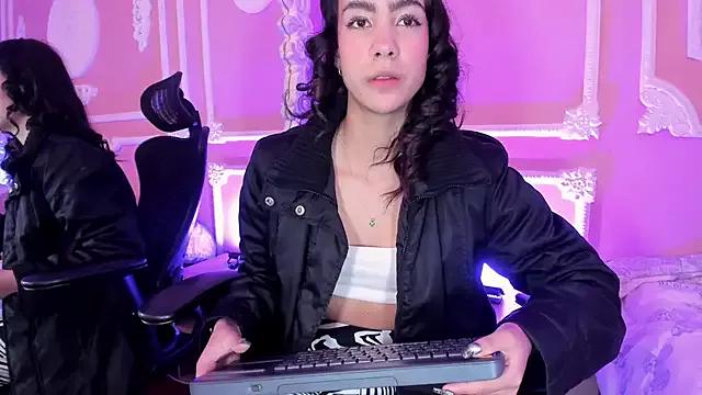 Discover our girls online shows and discover the company of countless livestreamers, with stunning shapes, sex toys and more.