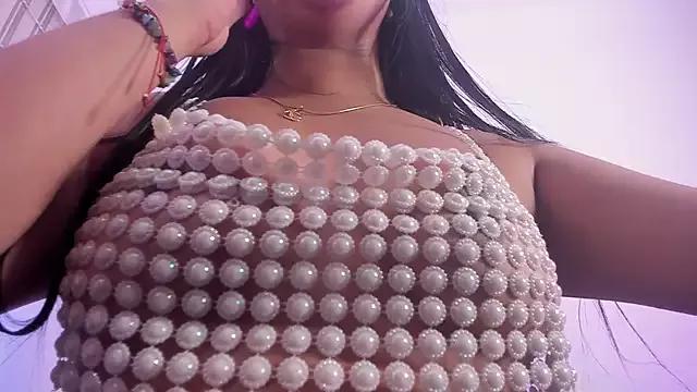 Discover our girls online shows and discover the company of countless livestreamers, with stunning shapes, sex toys and more.