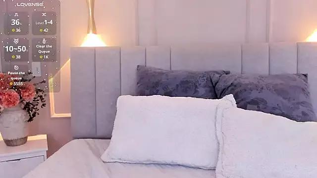 Discover our girls online shows and discover the company of countless livestreamers, with stunning shapes, sex toys and more.