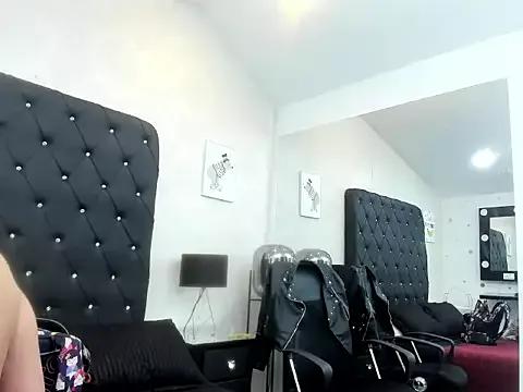 Discover our girls online shows and discover the company of countless livestreamers, with stunning shapes, sex toys and more.