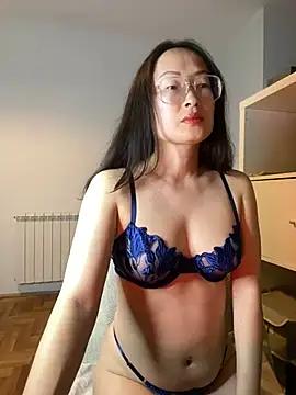 Discover our girls online shows and discover the company of countless livestreamers, with stunning shapes, sex toys and more.