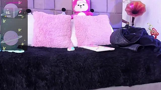 Discover our girls online shows and discover the company of countless livestreamers, with stunning shapes, sex toys and more.
