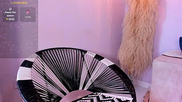 Discover our girls online shows and discover the company of countless livestreamers, with stunning shapes, sex toys and more.