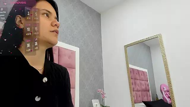 Discover our girls online shows and discover the company of countless livestreamers, with stunning shapes, sex toys and more.