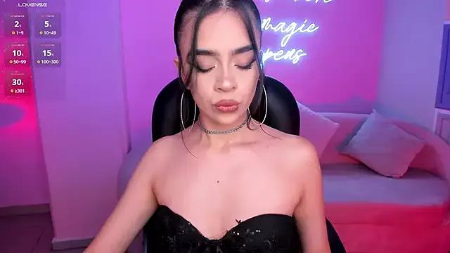 Discover our girls online shows and discover the company of countless livestreamers, with stunning shapes, sex toys and more.