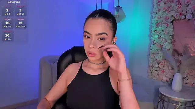 Discover our girls online shows and discover the company of countless livestreamers, with stunning shapes, sex toys and more.