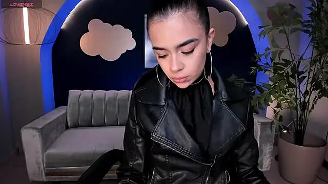 Discover our girls online shows and discover the company of countless livestreamers, with stunning shapes, sex toys and more.