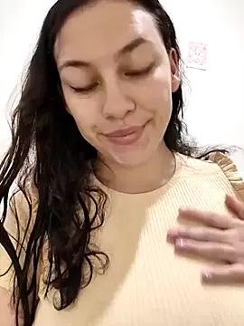 Discover our girls online shows and discover the company of countless livestreamers, with stunning shapes, sex toys and more.