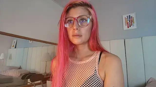 Discover our girls online shows and discover the company of countless livestreamers, with stunning shapes, sex toys and more.