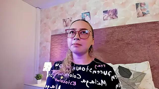 Discover our girls online shows and discover the company of countless livestreamers, with stunning shapes, sex toys and more.