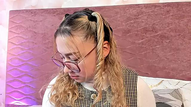 Discover our girls online shows and discover the company of countless livestreamers, with stunning shapes, sex toys and more.