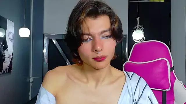 Discover our girls online shows and discover the company of countless livestreamers, with stunning shapes, sex toys and more.