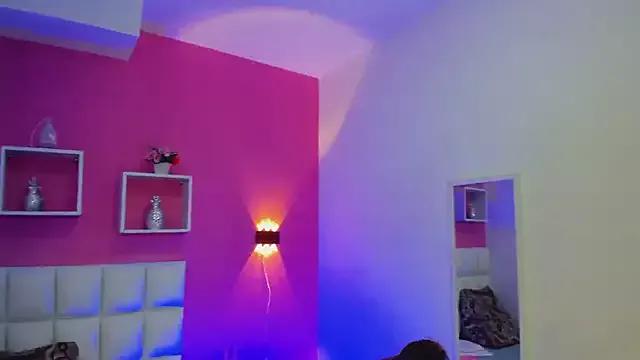 Discover our girls online shows and discover the company of countless livestreamers, with stunning shapes, sex toys and more.