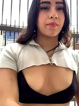 Discover our girls online shows and discover the company of countless livestreamers, with stunning shapes, sex toys and more.