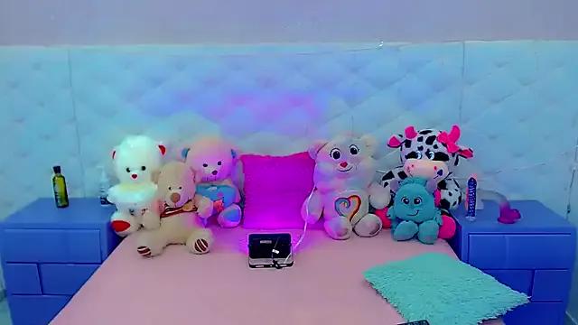 Discover our girls online shows and discover the company of countless livestreamers, with stunning shapes, sex toys and more.