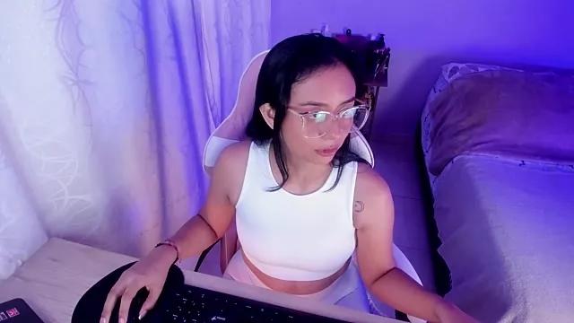 Discover our girls online shows and discover the company of countless livestreamers, with stunning shapes, sex toys and more.