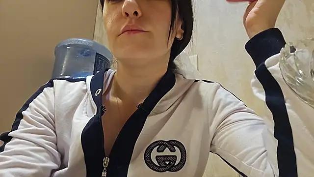 Discover our girls online shows and discover the company of countless livestreamers, with stunning shapes, sex toys and more.