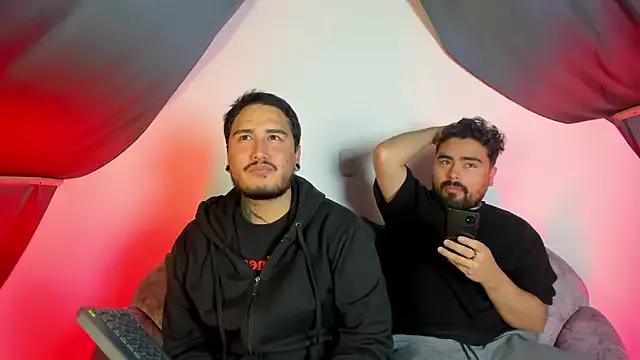 Alejandress_and_min webcams show profile image 