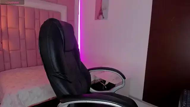 Discover our girls online shows and discover the company of countless livestreamers, with stunning shapes, sex toys and more.