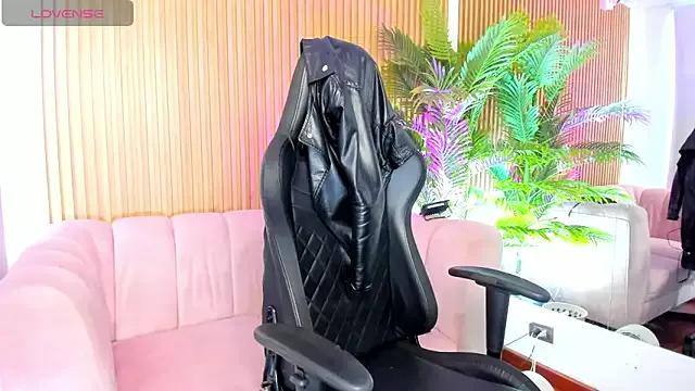 Discover our girls online shows and discover the company of countless livestreamers, with stunning shapes, sex toys and more.