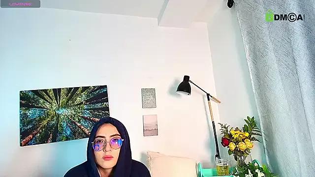 Discover our girls online shows and discover the company of countless livestreamers, with stunning shapes, sex toys and more.
