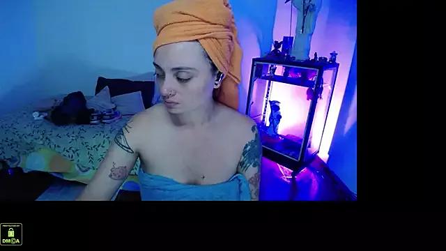 Discover our girls online shows and discover the company of countless livestreamers, with stunning shapes, sex toys and more.