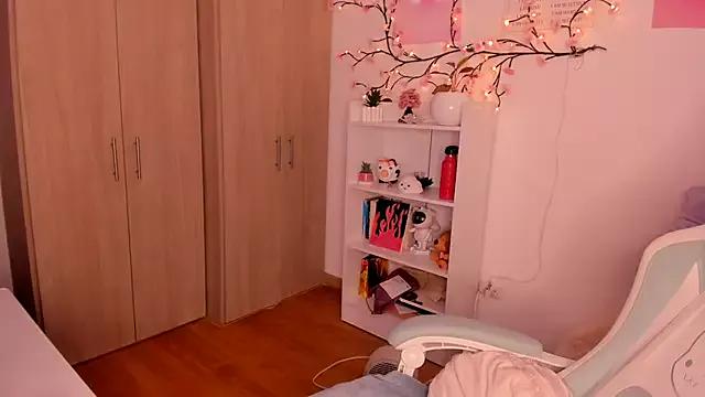 Discover our girls online shows and discover the company of countless livestreamers, with stunning shapes, sex toys and more.