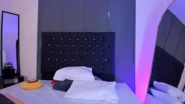 Discover our girls online shows and discover the company of countless livestreamers, with stunning shapes, sex toys and more.