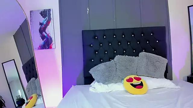 Discover our girls online shows and discover the company of countless livestreamers, with stunning shapes, sex toys and more.