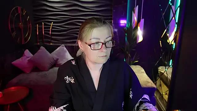 Discover our girls online shows and discover the company of countless livestreamers, with stunning shapes, sex toys and more.