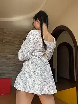 Discover our girls online shows and discover the company of countless livestreamers, with stunning shapes, sex toys and more.