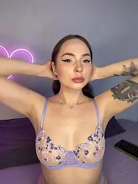 Discover our girls online shows and discover the company of countless livestreamers, with stunning shapes, sex toys and more.