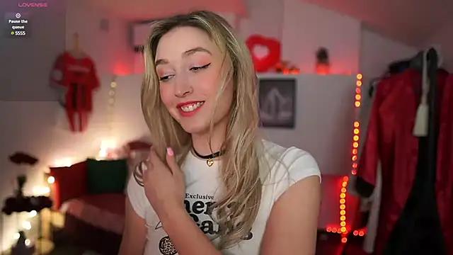 Discover our girls online shows and discover the company of countless livestreamers, with stunning shapes, sex toys and more.