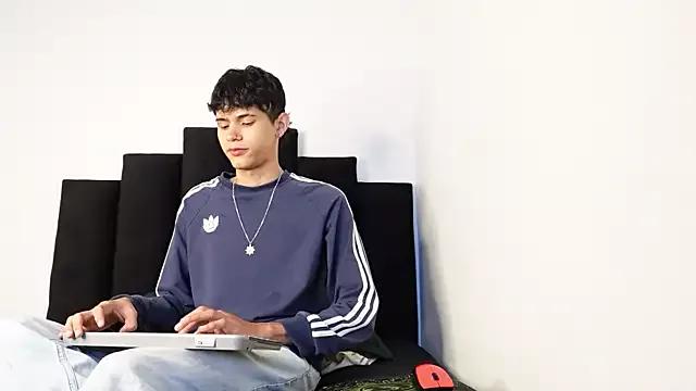 alexmark_ from StripChat is Freechat
