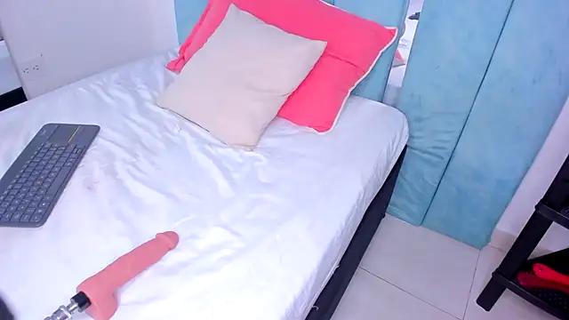 Discover our girls online shows and discover the company of countless livestreamers, with stunning shapes, sex toys and more.