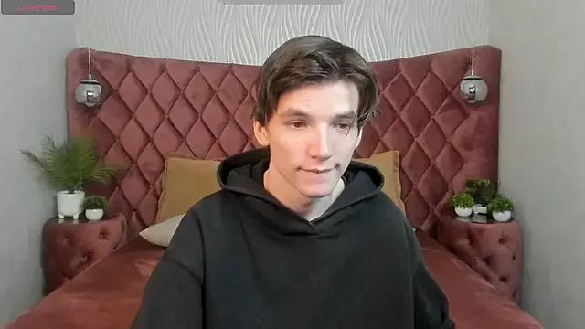 Discover our girls online shows and discover the company of countless livestreamers, with stunning shapes, sex toys and more.