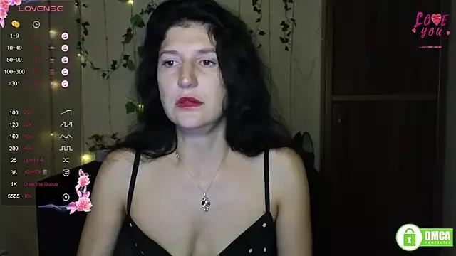 Discover our girls online shows and discover the company of countless livestreamers, with stunning shapes, sex toys and more.