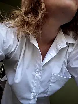 Discover our girls online shows and discover the company of countless livestreamers, with stunning shapes, sex toys and more.