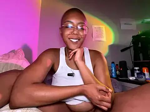 Discover our girls online shows and discover the company of countless livestreamers, with stunning shapes, sex toys and more.