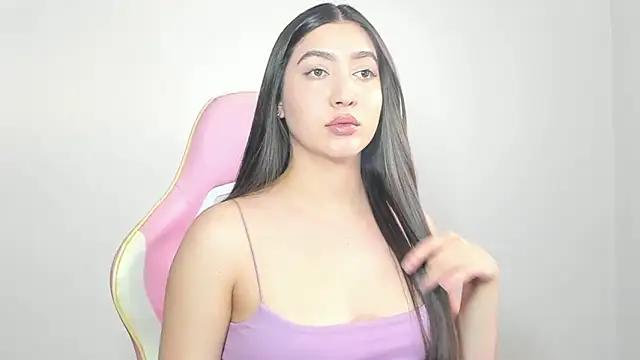 Discover our girls online shows and discover the company of countless livestreamers, with stunning shapes, sex toys and more.