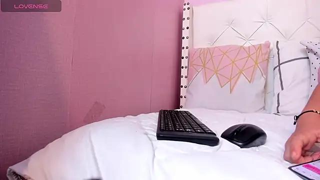 Discover our girls online shows and discover the company of countless livestreamers, with stunning shapes, sex toys and more.