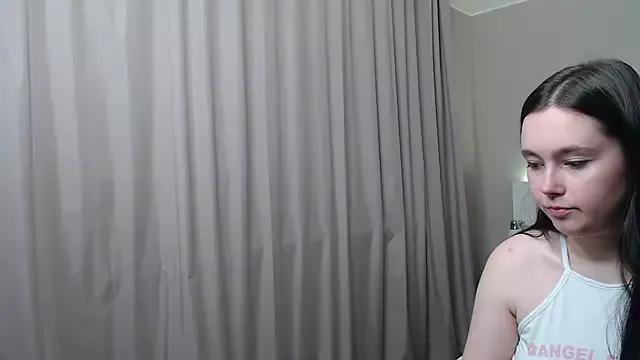 Discover our girls online shows and discover the company of countless livestreamers, with stunning shapes, sex toys and more.