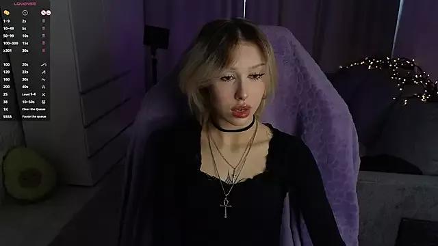Discover our girls online shows and discover the company of countless livestreamers, with stunning shapes, sex toys and more.