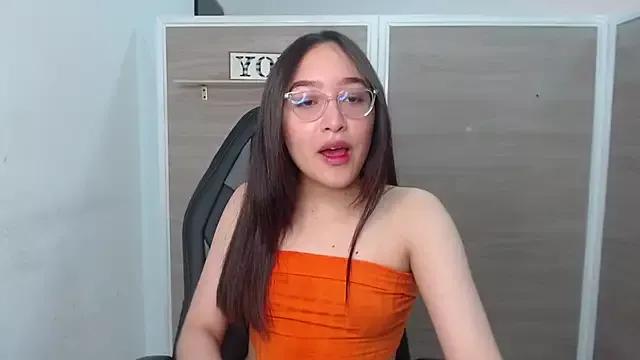 Discover our girls online shows and discover the company of countless livestreamers, with stunning shapes, sex toys and more.