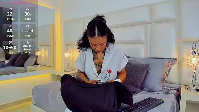 Discover our girls online shows and discover the company of countless livestreamers, with stunning shapes, sex toys and more.
