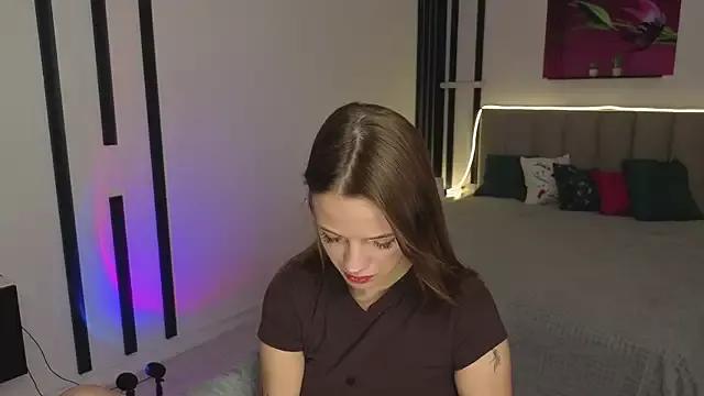 Discover our girls online shows and discover the company of countless livestreamers, with stunning shapes, sex toys and more.